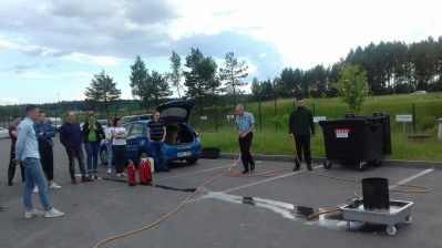 UAB „SDG“ atlieka gaisrinės saugos praktinius mokymus su nauju mobiliu gaisro gesinimo treniruokliu.